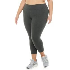 Plus Size Tek GearĀ® Essential High-Waisted Capri Leggings